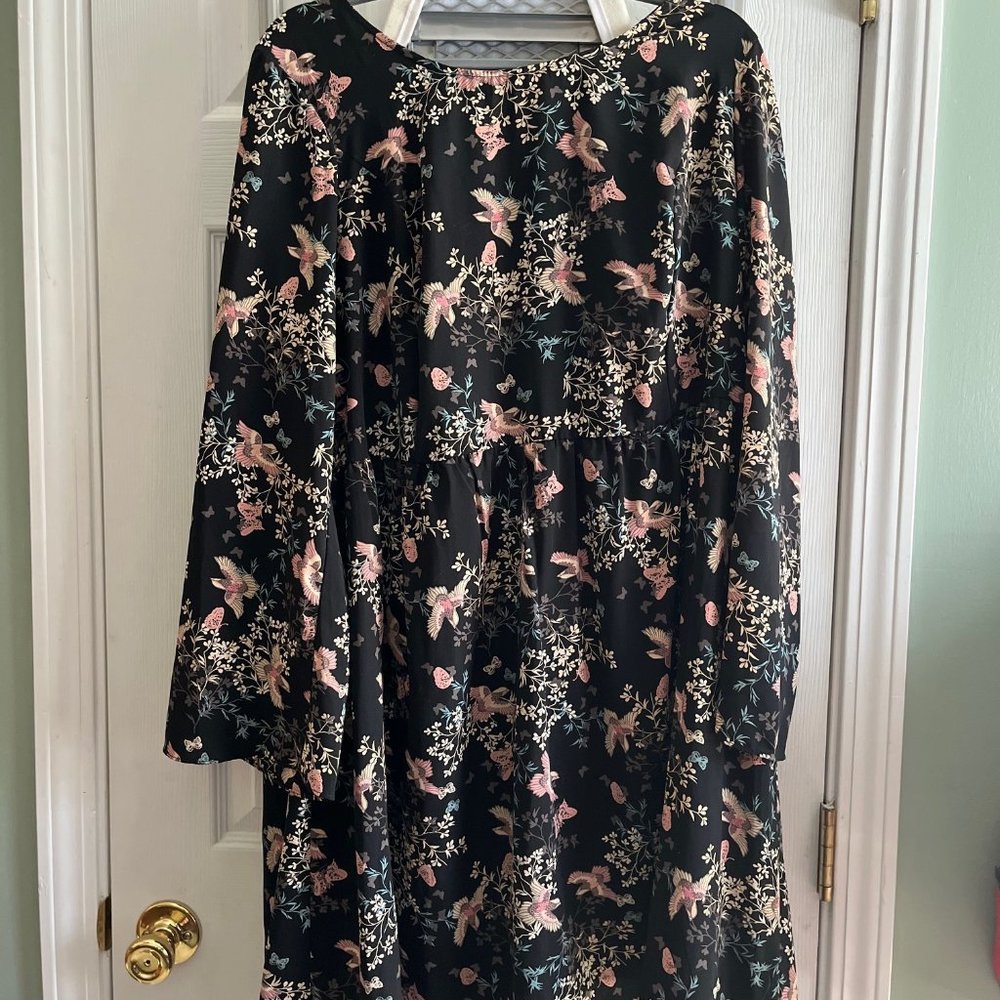 Beautiful flouncy silky Dress.  Size 1X bird dress